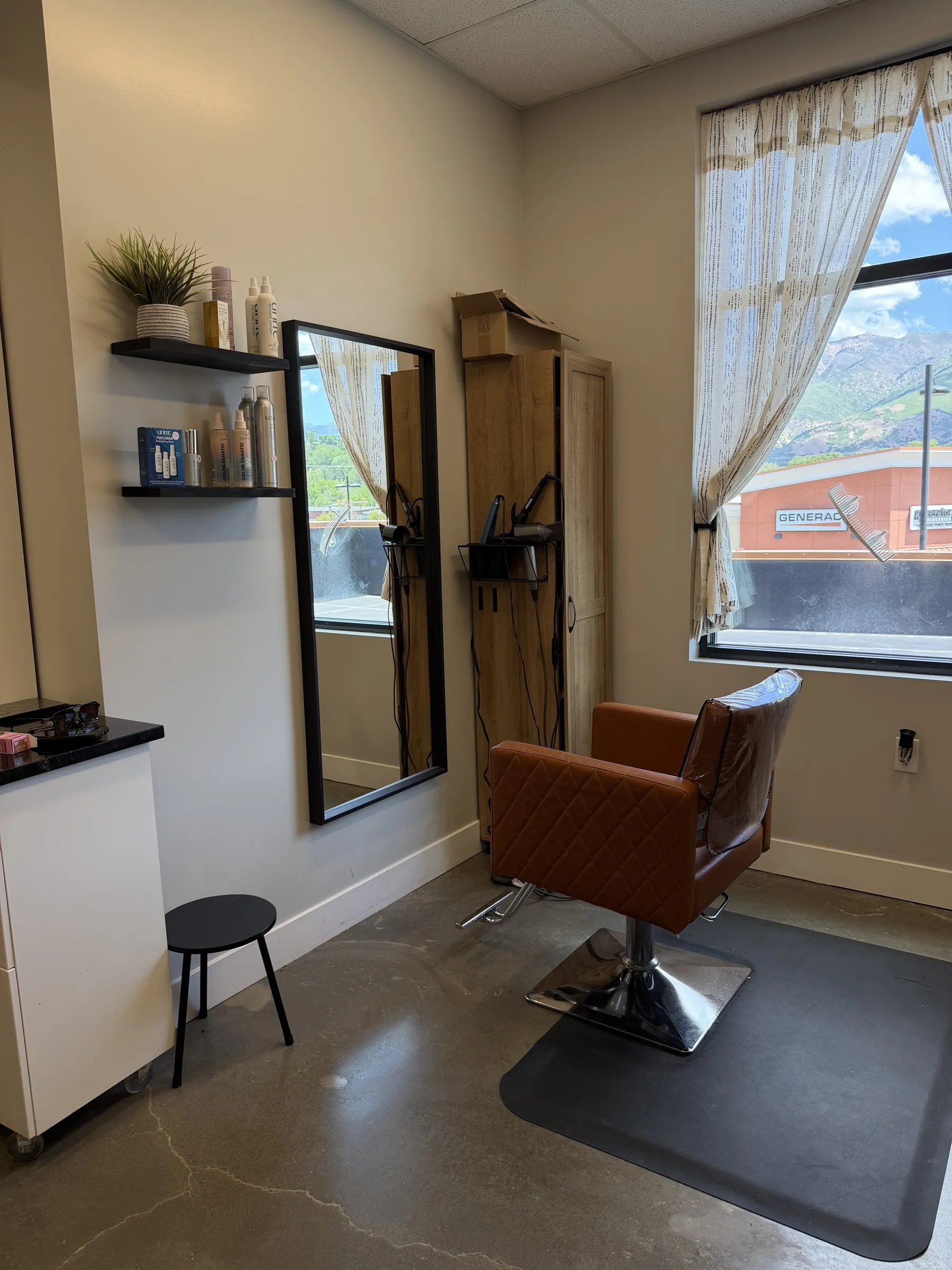 A 5th Ave Salon Studios studio