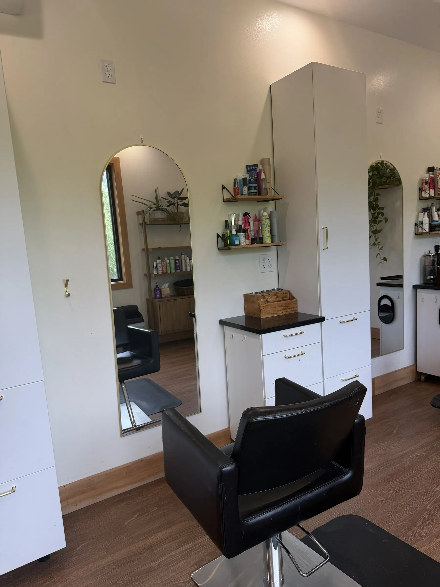 A 5th Ave Salon Studios studio